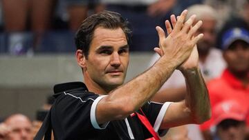 Roger Federer se despide del público tras caer eliminado en el US Open.