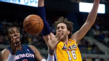 Pau Gasol defiende una entrada de Andre Drummond.