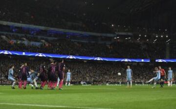 2-1. Kevin De Bruyne anot¨® el segundo tanto de falta directa.