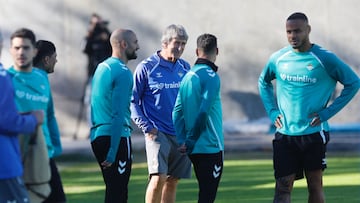Manuel Pellegrini, con sus jugadores.