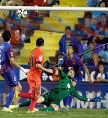 El delantero argentino del FC Barcelona Leo Messi marca el quinto gol ante el Levante.
