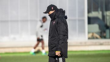 El entrenador argentino Eduardo Coudet, muy abrigado, durante un entrenamiento del Celta.