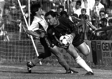 El portero es el jugador que más partidos ha jugado de azulón en la historia. Debutó con 16 años (1983) y se retiró ascendiendo al equipo a Segunda (1994).