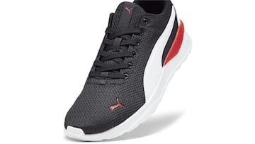 Zapatillas para hombre Puma con logo en rojo disponibles en Amazon.