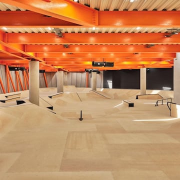 La planta de street tiene escaleras, barandillas, hubbas, y todo tipo de obstculos callejeros. Tambin est hecho de madera y es obra de Cambian Action Sports. Como el resto del edificio, ser para skate, BMX, scooter e inline.