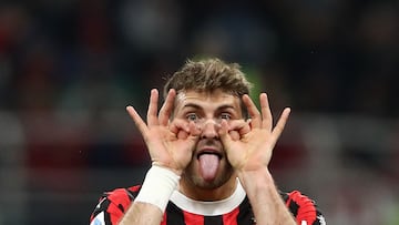 MILAN, ITALY - MAY 09: Santiago Gimenez of AC Milan celebrates scoring his team's first goal during the Serie A match between AC Milan and Bologna at Stadio Giuseppe Meazza on May 09, 2025 in Milan, Italy. (Photo by Marco Luzzani/Getty Images)