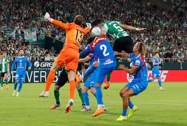 El Betis reclama una falta sobre Natan en el forcejeo con Robin Le Normand. En la imagen Jan Oblak despeja el balón, la jugada sigue con un contraataque de los colchoneros que acaba con el segundo tanto Atlético.