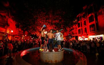 Hinchas del Leganés festejan en la fuente de la Plaza de España el ascenso del equipo a Primera División en el verano de 2016.