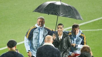 MADRID, 04/11/2022.- El entrenador de la selección española Luis Enrique (i) posa junto a la cantante Chanel Terrero (c), que cantará "TOKE", el tema oficial de la Selección Española de Fútbol en el Mundial de Catar 2022, durante el entrenamiento de este lunes en la Ciudad del Fútbol de Las Rozas, en Madrid, donde da inicio la concentración del combinado nacional antes del Mundial de Catar 2022. EFE/ Mariscal
