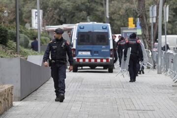 La Ciudad Condal, el hotel de concentración y los alrededores del Camp Nou están blindados por las fuerzas de seguridad para que todo transcurra con normalidad.