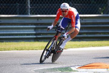 Dumoulin voló en la contrarreloj y se llevó el Giro 