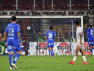 Futbol, Universidad de Chile vs Deportes La Serena.
Fecha 8, Liga de Primera 2025.
El jugador de Universidad de Chile Rodrigo Contreras, derecha, convierte su gol contra Deportes La Serena durante el partido de primera division disputado en el estadio Nacional en Santiago, Chile.
17/04/2025
Jonnathan Oyarzun/Photosport
Football, Universidad de Chile vs Deportes La Serena.
8st turn, 2025 First division league.
Universidad de Chile’s player Rodrigo Contreras, right, scores his goal against Deportes La Serena during the first division match held at the Nacional stadium in Santiago, Chile.
17/04/2025
Jonnathan Oyarzun/Photosport