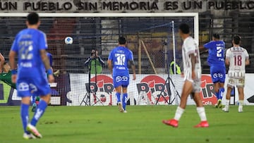 Futbol, Universidad de Chile vs Deportes La Serena.
Fecha 8, Liga de Primera 2025.
El jugador de Universidad de Chile Rodrigo Contreras, derecha, convierte su gol contra Deportes La Serena durante el partido de primera division disputado en el estadio Nacional en Santiago, Chile.
17/04/2025
Jonnathan Oyarzun/Photosport
Football, Universidad de Chile vs Deportes La Serena.
8st turn, 2025 First division league.
Universidad de Chile’s player Rodrigo Contreras, right, scores his goal against Deportes La Serena during the first division match held at the Nacional stadium in Santiago, Chile.
17/04/2025
Jonnathan Oyarzun/Photosport