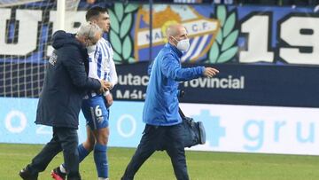 Ramón, retirándose lesionado.