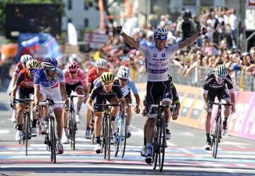 Bob Jungels celebra la victoria en la 15ª etapa.