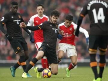 Britain Soccer Football - Arsenal v Hull City - Premier League - Emirates Stadium - 11/2/17 Arsenal's Alexis Sanchez in action with Hull City's Andrea Ranocchia Action Images via Reuters / John Sibley Livepic EDITORIAL USE ONLY. No use with unauthorized audio, video, data, fixture lists, club/league logos or "live" services. Online in-match use limited to 45 images, no video emulation. No use in betting, games or single club/league/player publications. Please contact your account representative for further details.