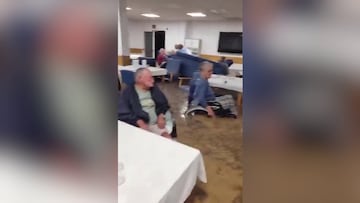 Durísimo de ver: ancianos en silla de ruedas dentro de su residencia anegada por la DANA