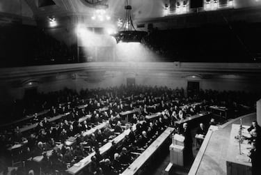 El 10 de enero de 1946 tuvo lugar en Londres la primera Asamblea General de la Naciones Unidas con representantes de 51 países. Aunque la ONU se había constituido en octubre de 1945, con esta primera asamblea comenzó a operar para la cooperación internacional post-guerra.