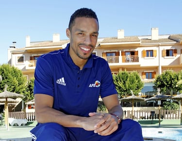 Sigue jugando en el Izarra, en Navarra. Estuvo en el Madrid hasta el final de esa campaña 2001-02, comenzando un periplo de equipos que le han llevado a jugar desde Osasuna al Levante, pasando por el Espanyol y el Málaga. También ha jugado en el Atlante mexicano, en el Asteras griego y en el Atlético Kolkatta de la India.