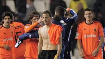 <b>CABREO. </b>Roberto Soldado se marchó cabizbajo y pensativo cuando acabó el partido, mientras los futbolistas del Zaragoza lo celebraban por todo lo alto.