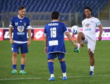 ROM01. ROMA (ITALIA), 12/10/2016.- La leyenda del fútbol argentino Diego Armando Maradona (c), junto al jugador italiano del AS Roma Francesco Totti (i) y al jugador brasileño Ronaldinho (d) son vistos antes del partido de beneficencia 'Partido de la Paz- Unidos por la Paz' hoy, miércoles 12 de octubre de 2016, que es promovido por la fundación Escuelas del Encuentro, una organización impulsada por el papa Francisco, en el estadio Olímpico en Roma (Italia).