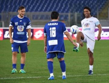 ROM01. ROMA (ITALIA), 12/10/2016.- La leyenda del fútbol argentino Diego Armando Maradona (c), junto al jugador italiano del AS Roma Francesco Totti (i) y al jugador brasileño Ronaldinho (d) son vistos antes del partido de beneficencia 'Partido de la Paz- Unidos por la Paz' hoy, miércoles 12 de octubre de 2016, que es promovido por la fundación Escuelas del Encuentro, una organización impulsada por el papa Francisco, en el estadio Olímpico en Roma (Italia). 