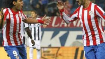 <b>GOLEADORES. </b>Adrián celebra con Falcao un gol ante el Udinese.