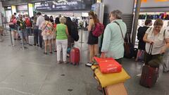 Varias personas hacen cola para pasar el control de equipajes en la estación de trenes de Atocha, a 29 de julio de 2022, en Madrid (España). Hoy arranca la operación salida por el inicio de las vacaciones de verano de agosto. Renfe, la principal empresa de transporte ferroviario de pasajeros de España, ha puesto a la venta cerca de 700.000 plazas para viajar en la primera operación de agosto, desde hoy y hasta el próximo jueves 4, en los Servicios Comerciales, trenes AVE y de Larga Distancia.
29 JULIO 2022;TRENES;VACACIONES;VACACIONES DE VERANO;TURISMO;TRANSPORTE;TRANSPORTE PÚBLICO;MALETAS;MOCHILA;EQUIPAJE;
Eduardo Parra / Europa Press
29/07/2022