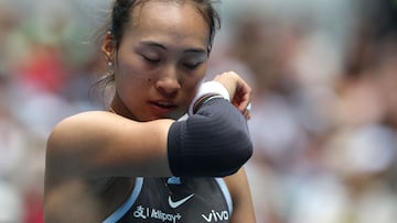 Qinwen Zheng, en su partido contra Laura Siegemund del Open de Australia.