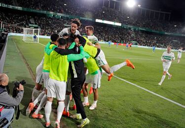 1-0. Aleix Febas celebra el primer tanto con sus compañeros de equipo.