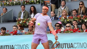 El tenista español Rafa Nadal devuelve una bola durante su partido ante Darwin Blanch en primera ronda del Mutua Madrid Open.