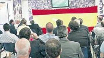 <b>HASTA LA BANDERA. </b>La sede de Arturo Baldasano estuvo llena de hinchas que saltaron cuando España remontó el 0-1 de la primera parte.