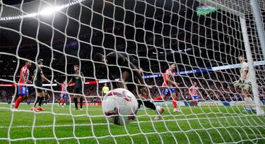 3-0. El guardameta del Valencia, Giorgi Mamardashvili, desvía el lanzamiento de Rodrigo Riquelme. El rebote, le cae al delantero argentino con el '19' para marcar a placer con la pierna izquierda.