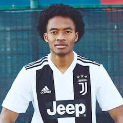 Juan Guillermo Cuadrado luce la nueva camiseta de Juventus