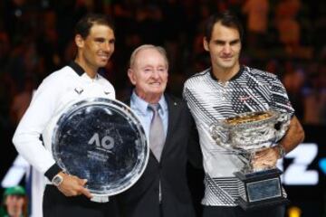 Rafa Nadal y Roger Federer posan con sus trofeos junto a Rod Laver.
