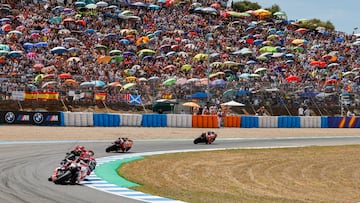 MotoGP en la entrada de la curva Ángel Nieto con la pelousse abarratoda.