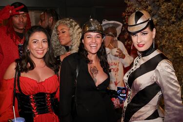 De izquierda a derecha, Imene Meziane, Michelle Rodriguez y Dita Von Teese asisten a la fiesta de Halloween de Janelle Monáe, 'Wondaween'.