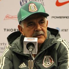 'Tuca' Ferretti "echó" de la concentración a Lozano y 'Guti'