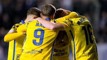 BARCELONA, 03/12/2024.- El delantero de la UD Las Palmas Oliver McBurnie (d) celebra su gol, primero del equipo canario, durante el partido de segunda ronda de Copa del Rey que Europa y la UD Las Palmas disputan este martes en el estadio municipal Nou Sardenya, en Barcelona. EFE/ Enric Fontcuberta