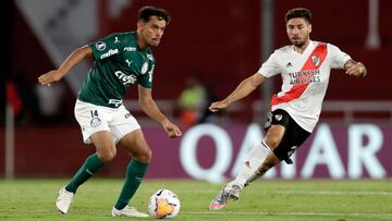 Brazil&#039;s Palmeiras Gustavo Scarpa (L) is challenged by Argentina&#039;s River Plate Gonzalo Montiel during their Copa Libertadores semifinal football match at the Libertadores de America stadium in Avellaneda, Buenos Aires Province, Argentina, on January 5, 2021. (Photo by Juan Ignacio RONCORONI / POOL / AFP)