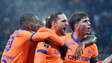 Adrien Rabiot celebra con sus compañeros.