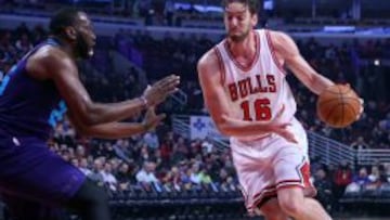 Pau Gasol entra a canasta ante Al Jefferson.