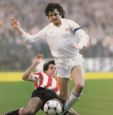 Uno de los símbolos del Real Madrid se apropió del '3' durante la totalidad de su carrera. Debutó con Albacete y, después, solo vistió de blanco y con un mismo número en su dorsal, que también llevó a la Selección Española. Tuvo en Roberto Carlos a su mejor heredero de número.