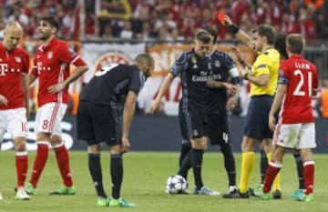 Javi Martínez sent off for a second booking on minute 61.