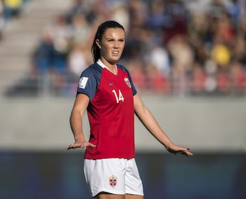 En apenas 5 años de carrera, Engen ya es una de las futbolistas que llaman la atención junto a la selección de noruega y su belleza, se roba las miradas de miles de aficionados.