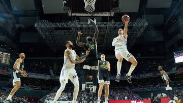 Mario Hezonja entra a canasta ante el Partiz¨¢n en la Euroliga.