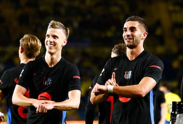 Los goles de Dani Olmo y Ferran Torres que salieron del banquillo mantienen lder al Barcelona.