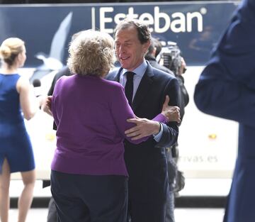 Emilio Butragueño es recibido por la alcaldesa de Madrid Manuela Carmena. 