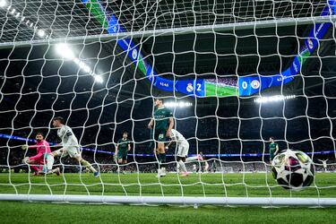 3-0. Sensacional asistencia por alto de Brahim Díaz, controla Federico Valverde con un 'sombrerito' para superar a Marc Guéhi y empala con la derecha el balón, cruzado y batir a Gianluigi Donnarumma.