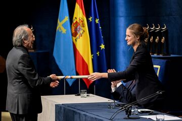 El cantante Joan Manuel Serrat recibe el Premio Princesa de Asturias de las Artes 2024 de manos de la princesa Leonor